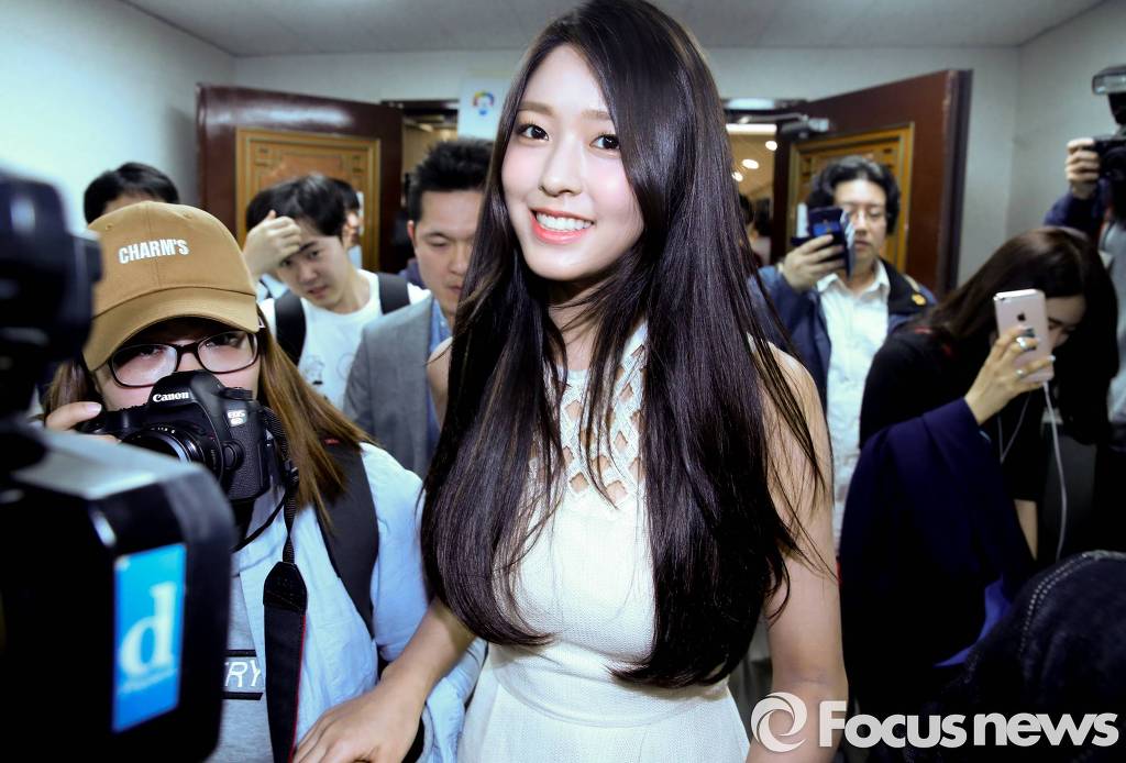 큰 사진으로 보는 오늘자 에이핑크 오하영-조보아-AOA 설현.jpg (20대 총선 사전 투표) | 인스티즈