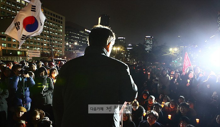 어제 국회 앞, 구황 문재인 선생.jpg | 인스티즈