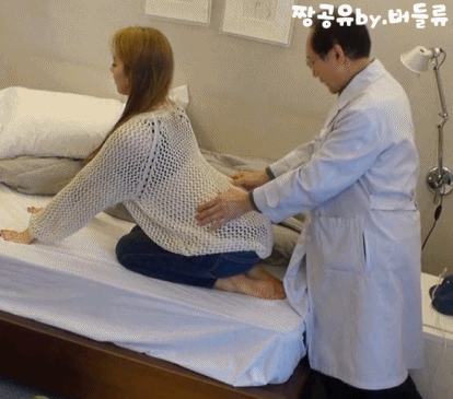 허리 교정하는 처자 | 인스티즈