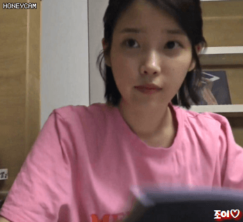 효리네민박 1화 스탭대비 공부하는 아이유.gif | 인스티즈