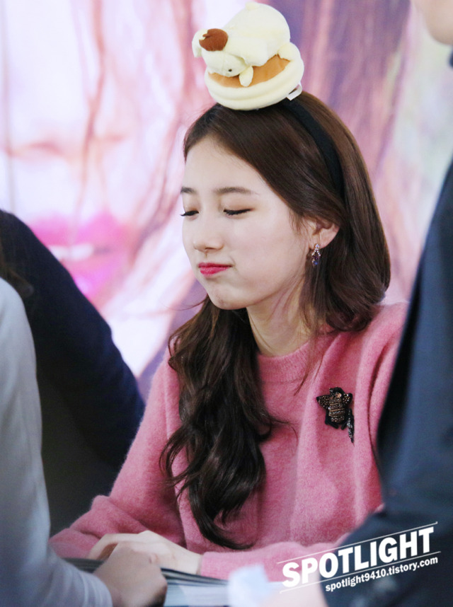 머리에 뭘 자꾸 얹어놓은 수지.jpg | 인스티즈