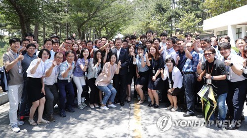 오늘자 국방과학연구소 방문한 문재인 대통령.jpg | 인스티즈