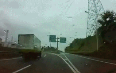 살려주고 쿨하게 떠나는 트럭기사.gif | 인스티즈