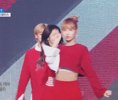 [twice] 오늘자 트와이스 모구리 모모 움짤.gif | 인스티즈