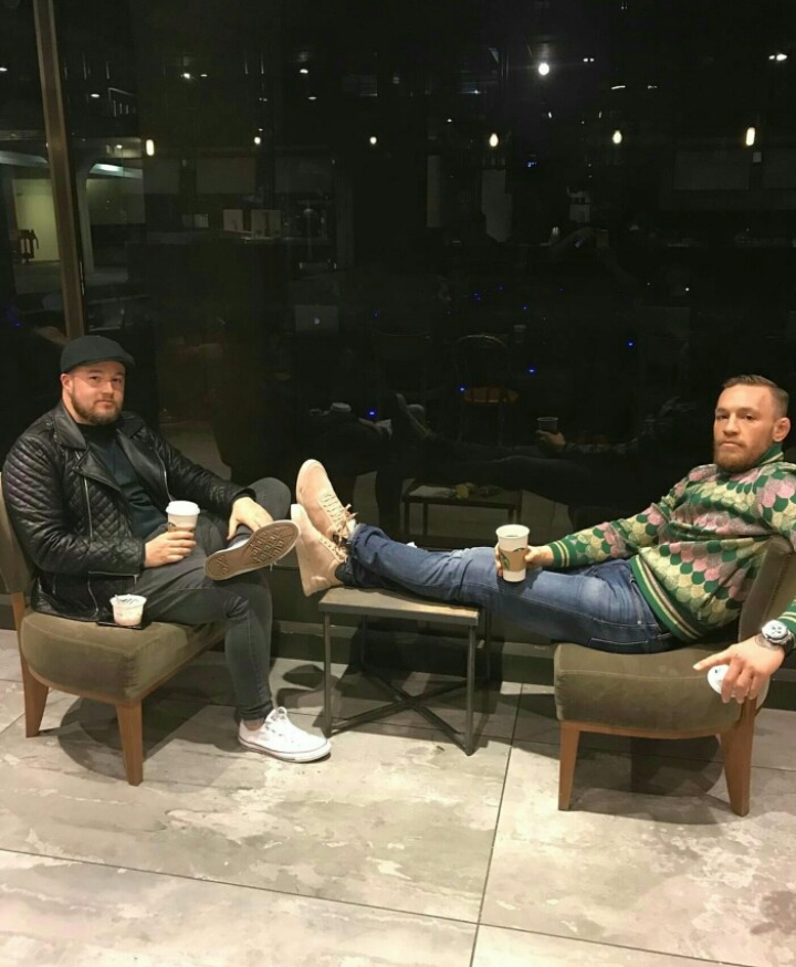 오빠 저사람 테이블에 발올리잖아 뭐라고좀해봐 싫어 | 인스티즈