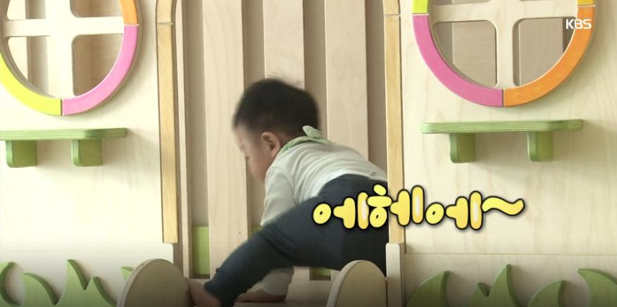 미끄럼들 입구 찾을려고 계속 엉덩이 들이미는 대박이 (귀여움 주의) | 인스티즈