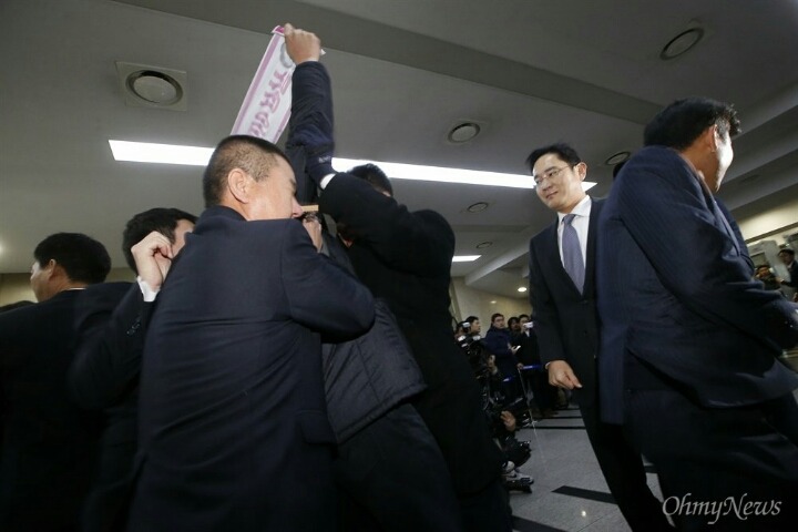 기습시위자를 바라보는 이재용 표정 | 인스티즈