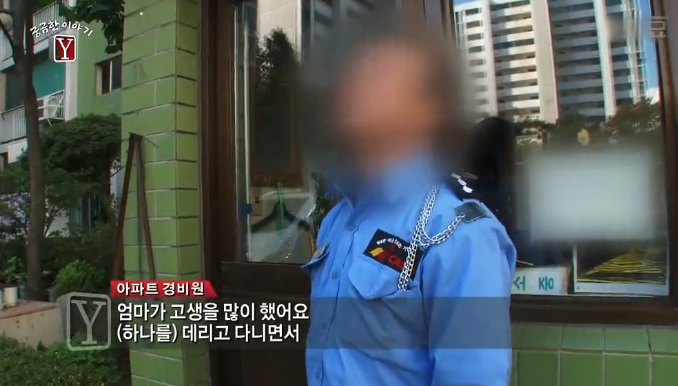 유모차 탄 아기들을 마음대로 만지고 다니는 여자 | 인스티즈