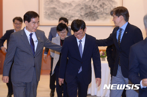 오늘 문재인 대통령과 김상조 공정위위원장 임명장 수여식 .jpg | 인스티즈