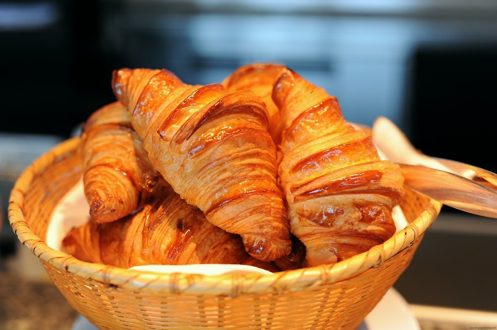 Croissant (크로와상) + Pain au Chocolat (뺑오쇼콜라) | 인스티즈