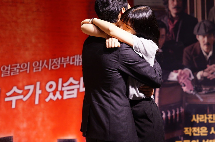 이정재의 포옹 팬서비스.jpg | 인스티즈