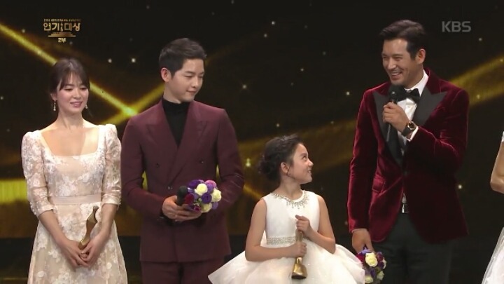 [KBS연기대상] 오지호와 베스트커플상 타러 나와서 송중기만 바라보는 아역배우 허정은.jpg | 인스티즈