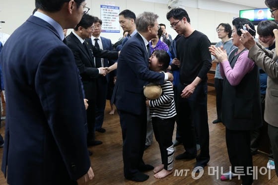 문재인 후보 삼성조선소 크레인 사고 유가족 빈소 방문 | 인스티즈