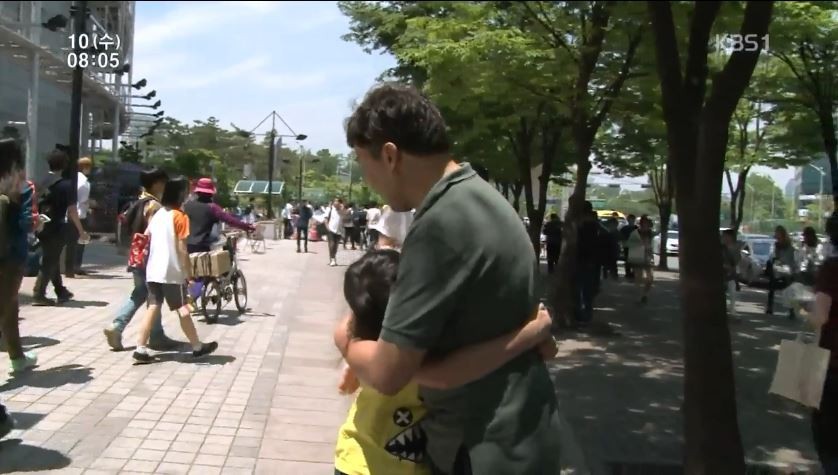 만화책을 찢긴 딸을 서울코믹월드에 데려간 아빠 마크씨.JPG | 인스티즈