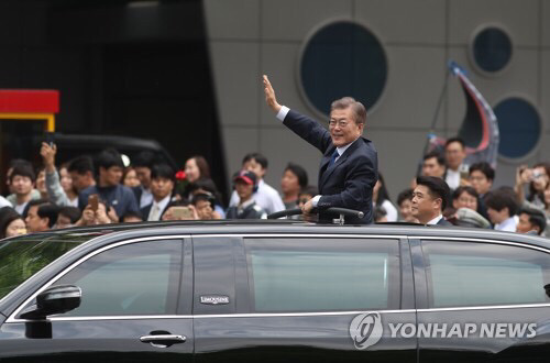 박근혜와 문재인의 카 퍼레이드 비교 | 인스티즈