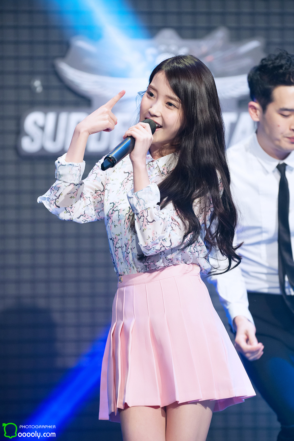 [16.03.01] 서든어택 챔스리그 결승전 축하공연 아이유 직찍.jpg | 인스티즈