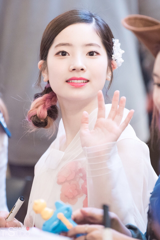 팬이 선물해준건 다 인증해주는 인증요정 트와이스 다현이 | 인스티즈