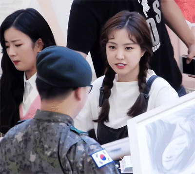 손나은 경례.gif | 인스티즈