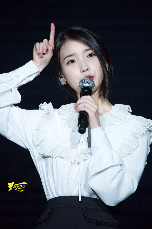 이뻐 죽겠는 아이유 | 인스티즈