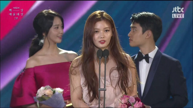 수상소감하는데 앵글에 같이 걸리니까 옆으로 슬금슬금 이동하는 윤아,도경수,박보검 | 인스티즈