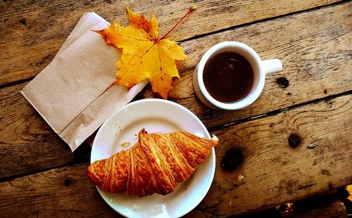 Croissant (크로와상) + Pain au Chocolat (뺑오쇼콜라) | 인스티즈