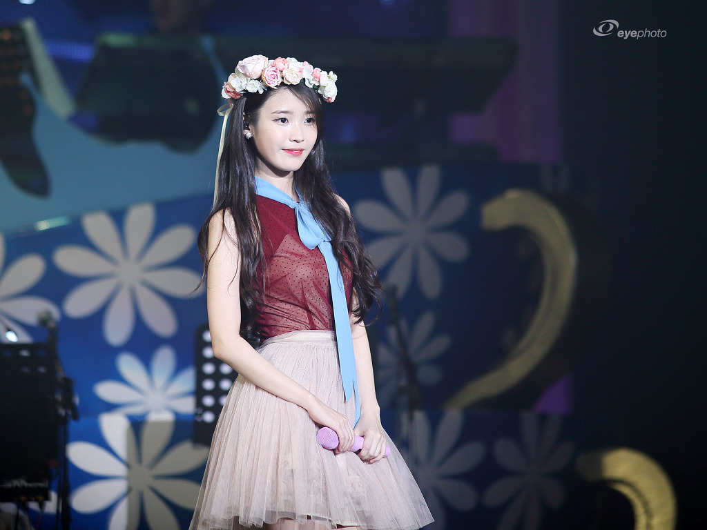 [15.11.22] 아이유 쳇셔 서울콘서트 둘째날 포토타임.jpgif | 인스티즈