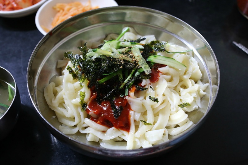 [비빔칼국수] 칼국수면으로도 비빔국수가 있다는 걸 알게 해준 비빔칼국수 | 인스티즈