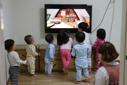 안아줄 사람 모자라..혼자 젖병 무는 갓난아기들 | 인스티즈