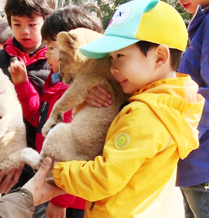 [아빠어디가] 동물이란 동물은 다 좋아하는 것 같은 민율이ㅋㅋ (아기♥동물=힐링) | 인스티즈