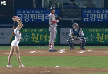 오늘자 두산 시구녀.gif | 인스티즈