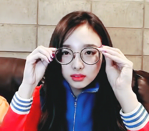 안경 벗은 나연.gif | 인스티즈
