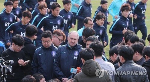 오늘자 굳은 표정으로 회복 훈련하는 축구대표팀 | 인스티즈