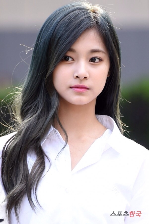 흰 셔츠 입고 출근한 쯔위.jpgif | 인스티즈