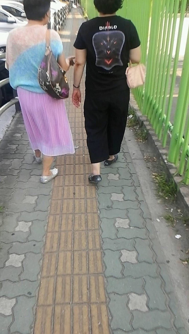 아들 옷 입은 어머니.jpg | 인스티즈