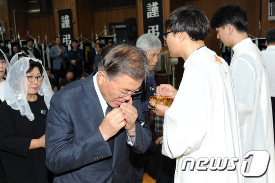 문재인 대통령 미사드리는 모습.jpg | 인스티즈