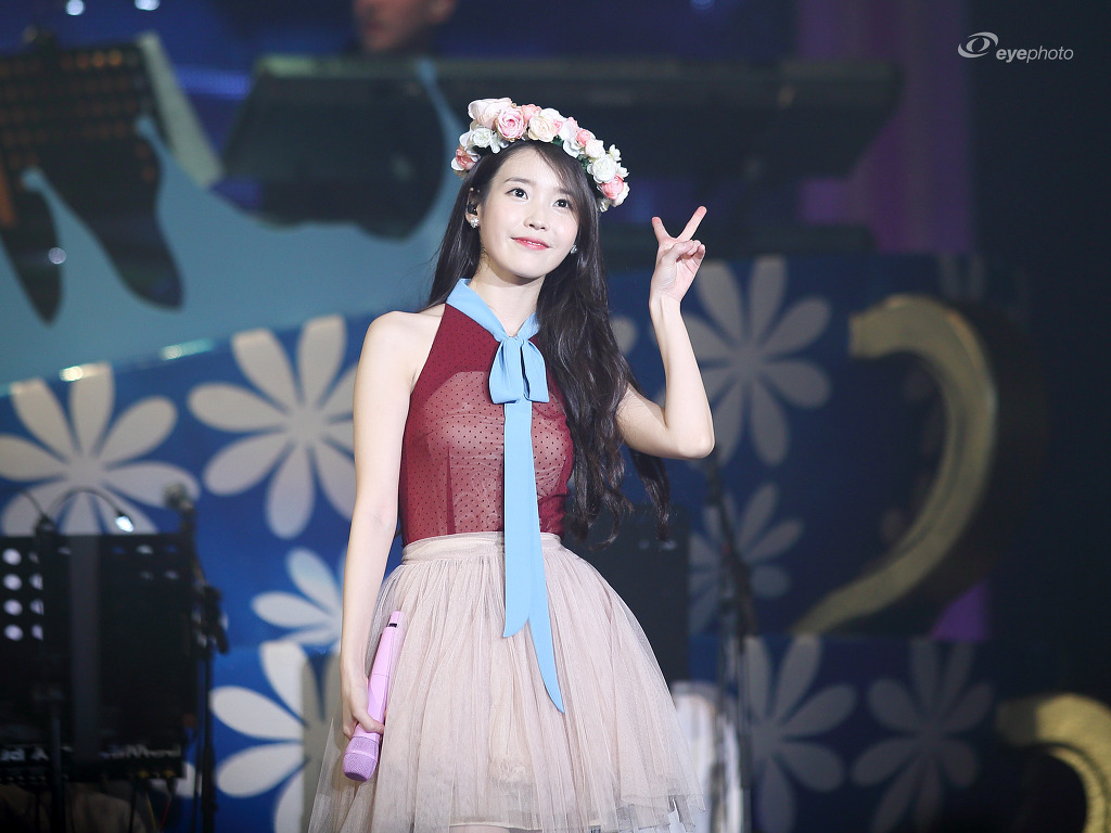 [15.11.22] 아이유 쳇셔 서울콘서트 둘째날 포토타임.jpgif | 인스티즈