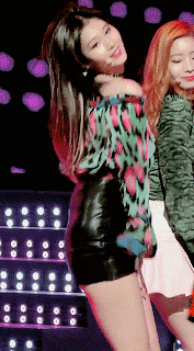 오프숄더&미니스커트 입은 사나.gif | 인스티즈