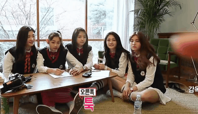 카메라 가지고 잘 노는 아이오아이 .gif | 인스티즈