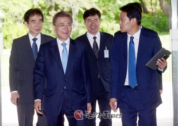 오늘자 문재인 대통령 출근길 .jpg | 인스티즈