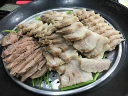 롸? 삼겹살을 떡에다가 싸먹는다구여? | 인스티즈