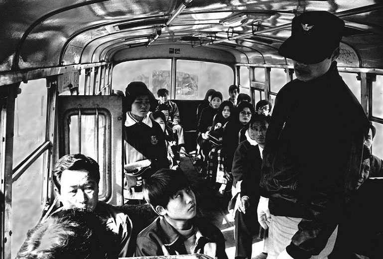 대한민국 서울 1974년 시내버스의 여성 차장과 잡상인