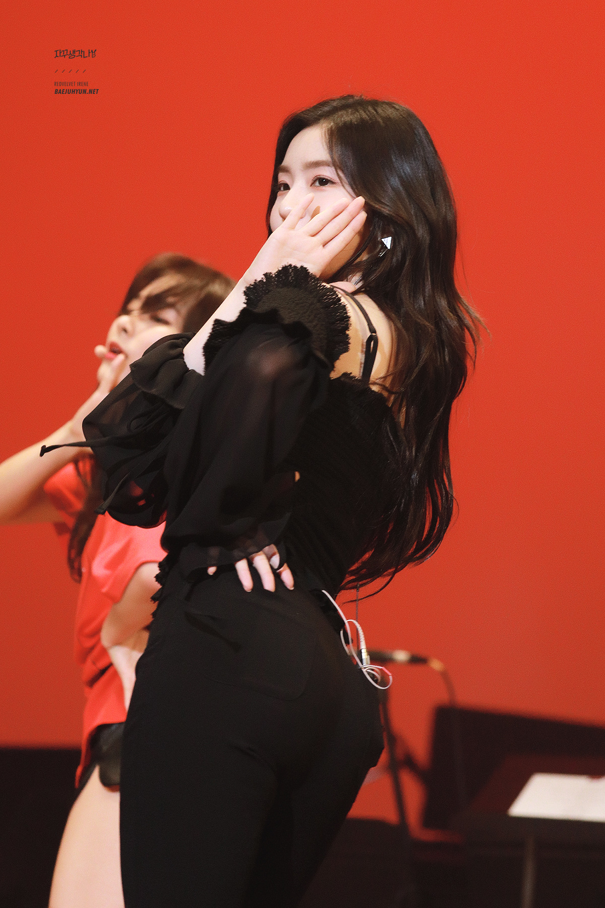 블랙오프숄더입은 레드벨벳 아이린.jpg | 인스티즈