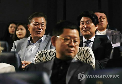 4년 후 다시 만난 배우 송강호와 문재인 대통령 | 인스티즈