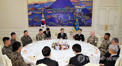 文대통령,이국종교수 포함 JSA 한미 장병들 초청 격려 | 인스티즈