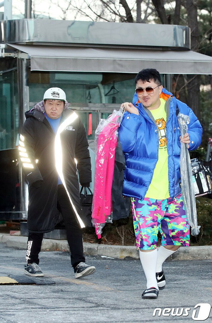 오늘자 뮤직뱅크 출근하는 인기 보이그룹 사진.jpg | 인스티즈