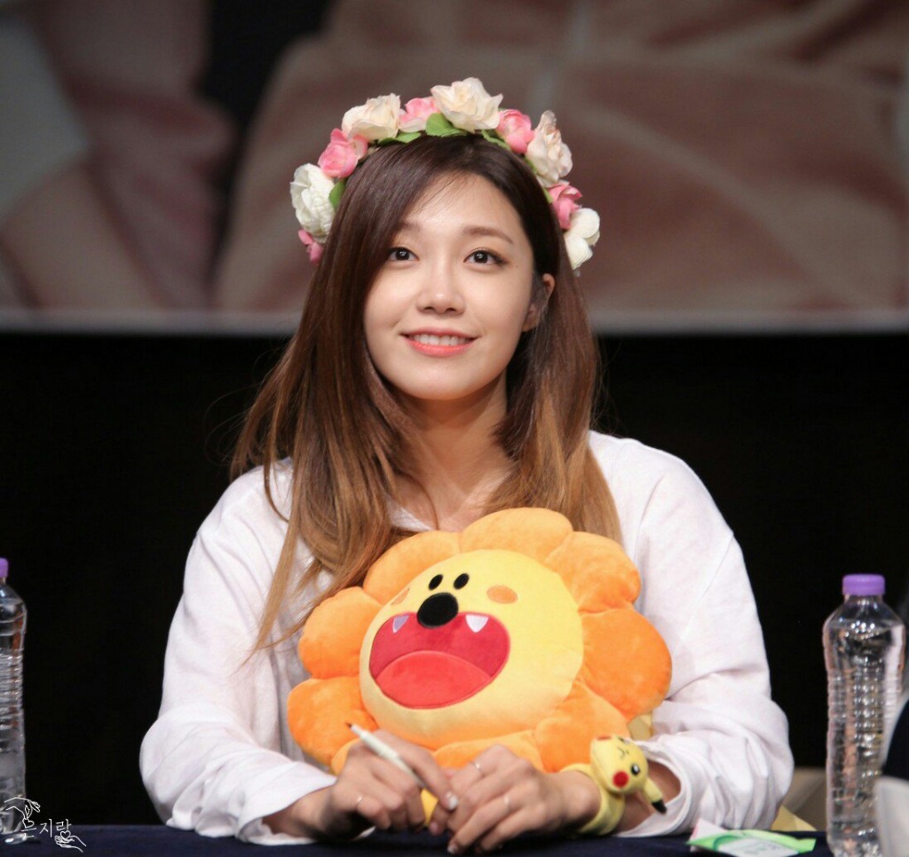 화관 쓴 에이핑크 멤버들.jpg | 인스티즈