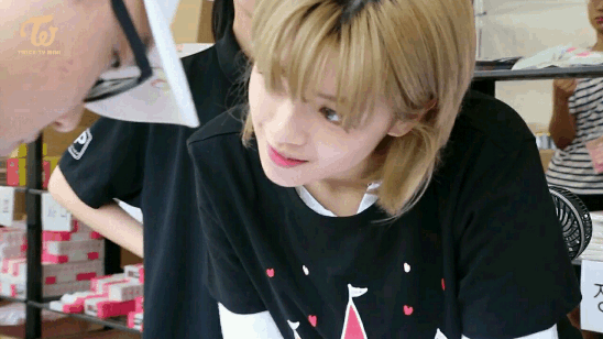 바로 앞에서 쳐다보는 트와이스 정연.gif | 인스티즈