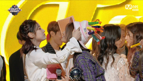 다현이에게 뽀뽀 받으려고 입술을 내미는 모모.gif | 인스티즈