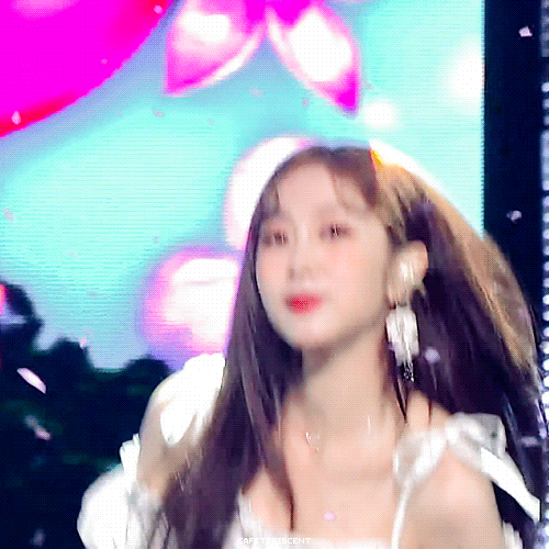 자기도 조금은 이쁜거 알고 있는 뻔뻔한 러블리즈 서지수.gif | 인스티즈