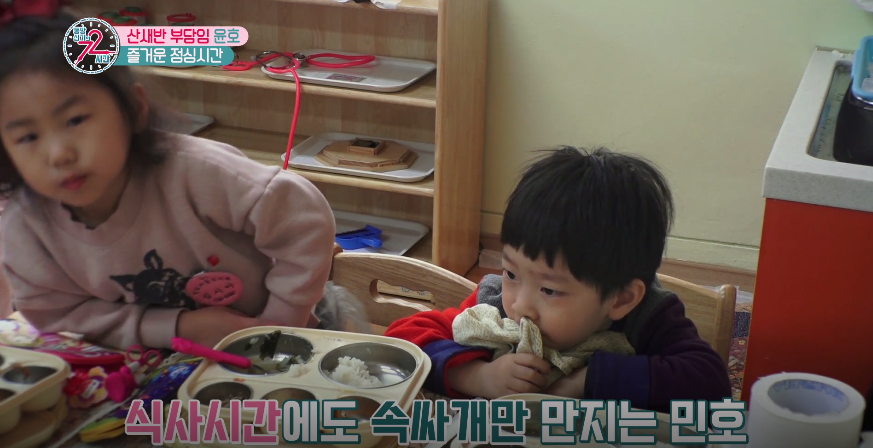 유치원에 온지 3일밖에 안되서 애착 물건 가지고 다니는 꼬마 애기.JPG | 인스티즈